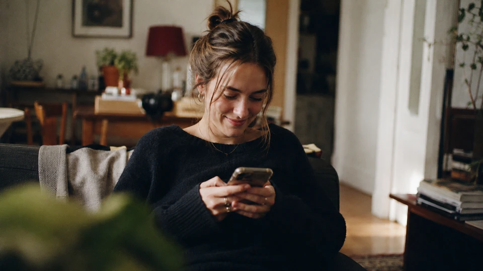 How to Start a Conversation With Someone New (Without It Being Awkward)